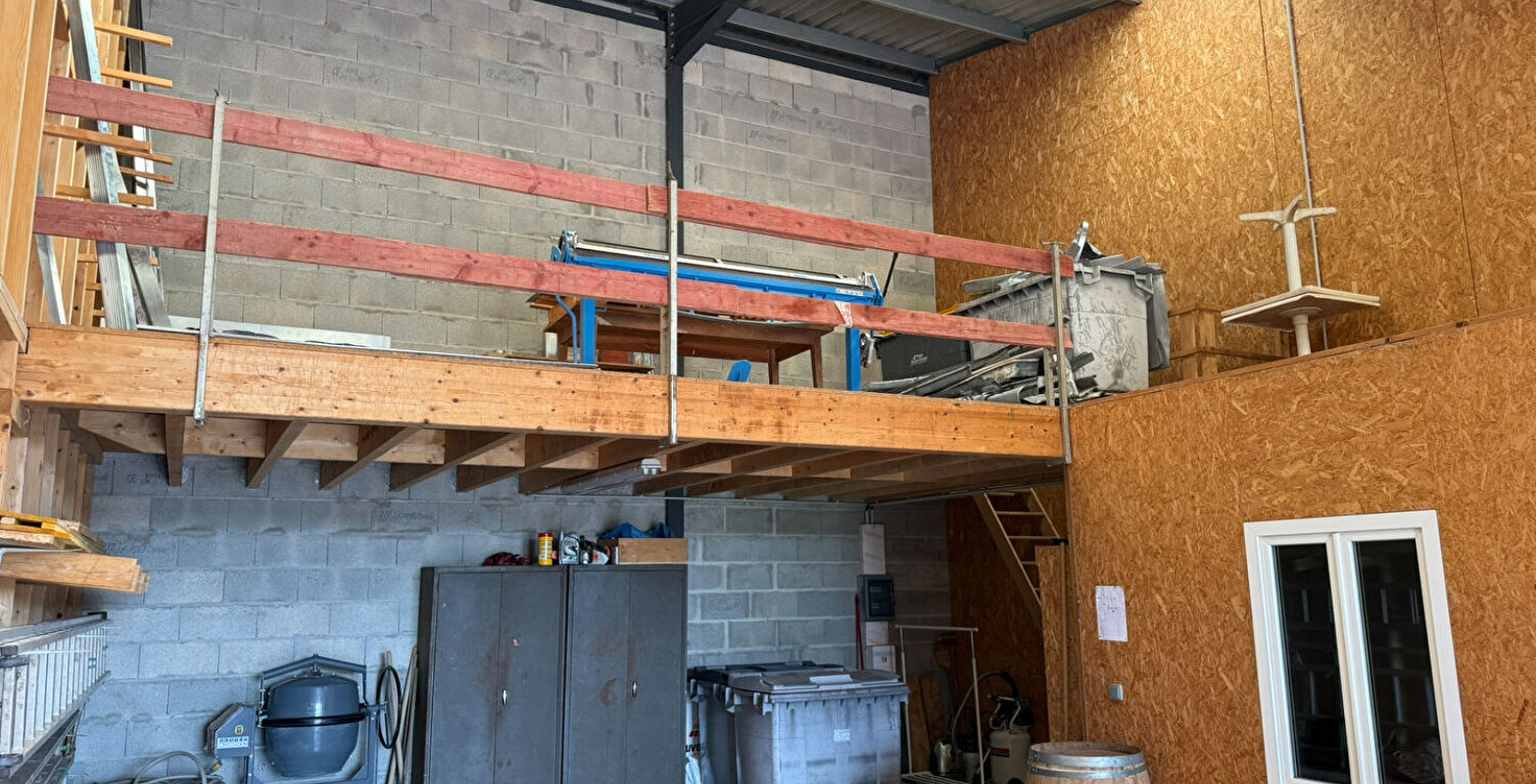 Entrepôt / local artisanal Saint Laurent De La Prée — photo 1