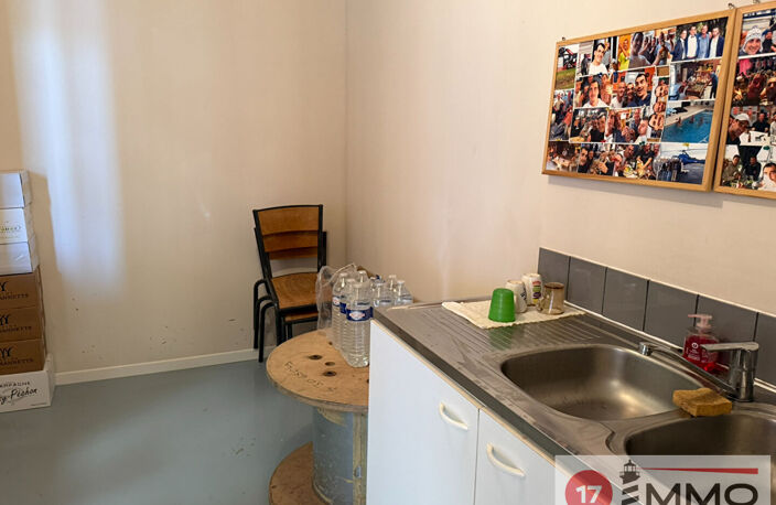 Entrepôt / local artisanal Saint Laurent De La Prée — photo 3