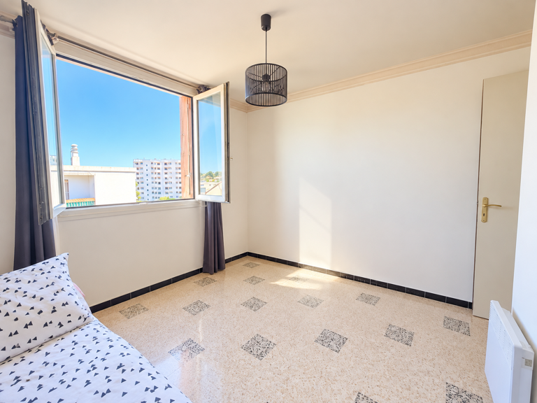 Appartement 3 chambres : Toulon St Jean, quartier Brusquet — photo 1