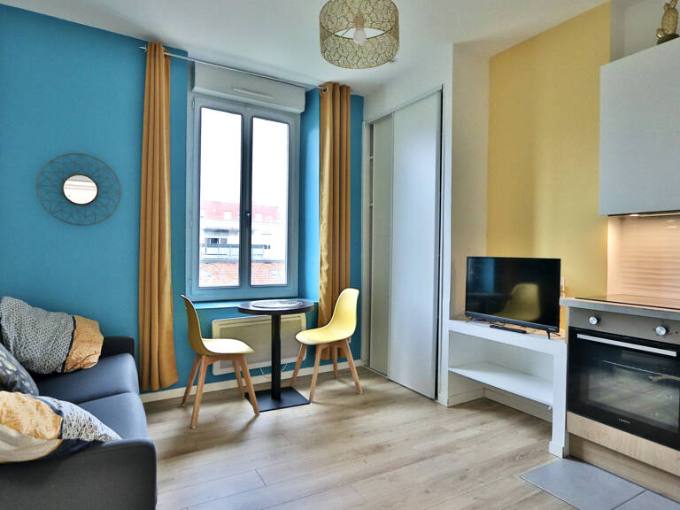 T1 meublé - 261 avenue Berthelot — photo 1