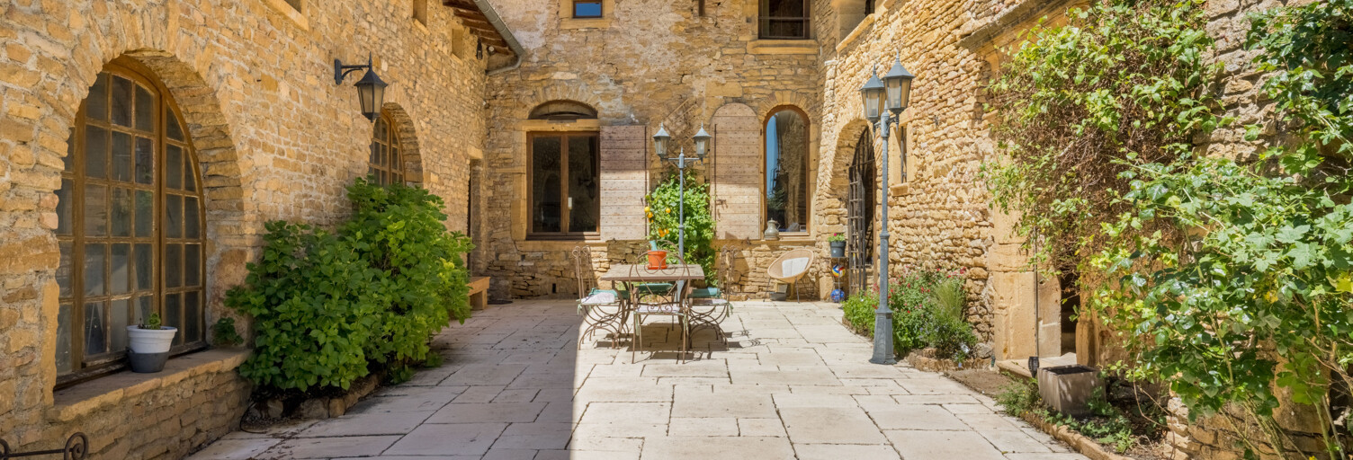Maison 12 Pièces 431 m² à vendre à Ville-sur-Jarnioux (69640)