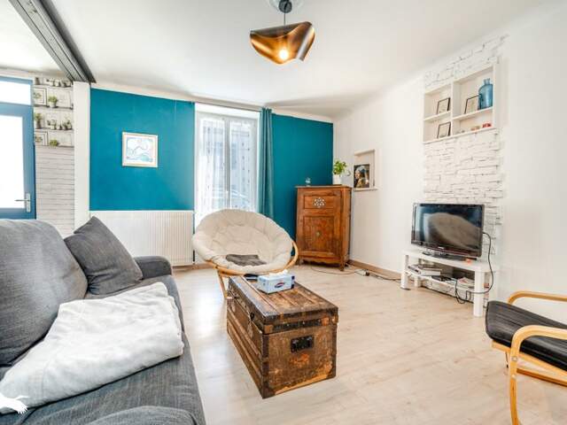 Maison en pierre de 9 pièces principales — photo du bien