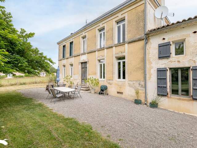 Maison en pierre de 8 pièces principales — photo du bien