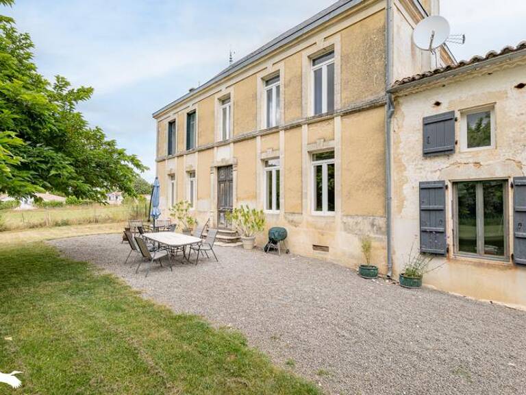 Maison en pierre de 8 pièces principales — photo 1