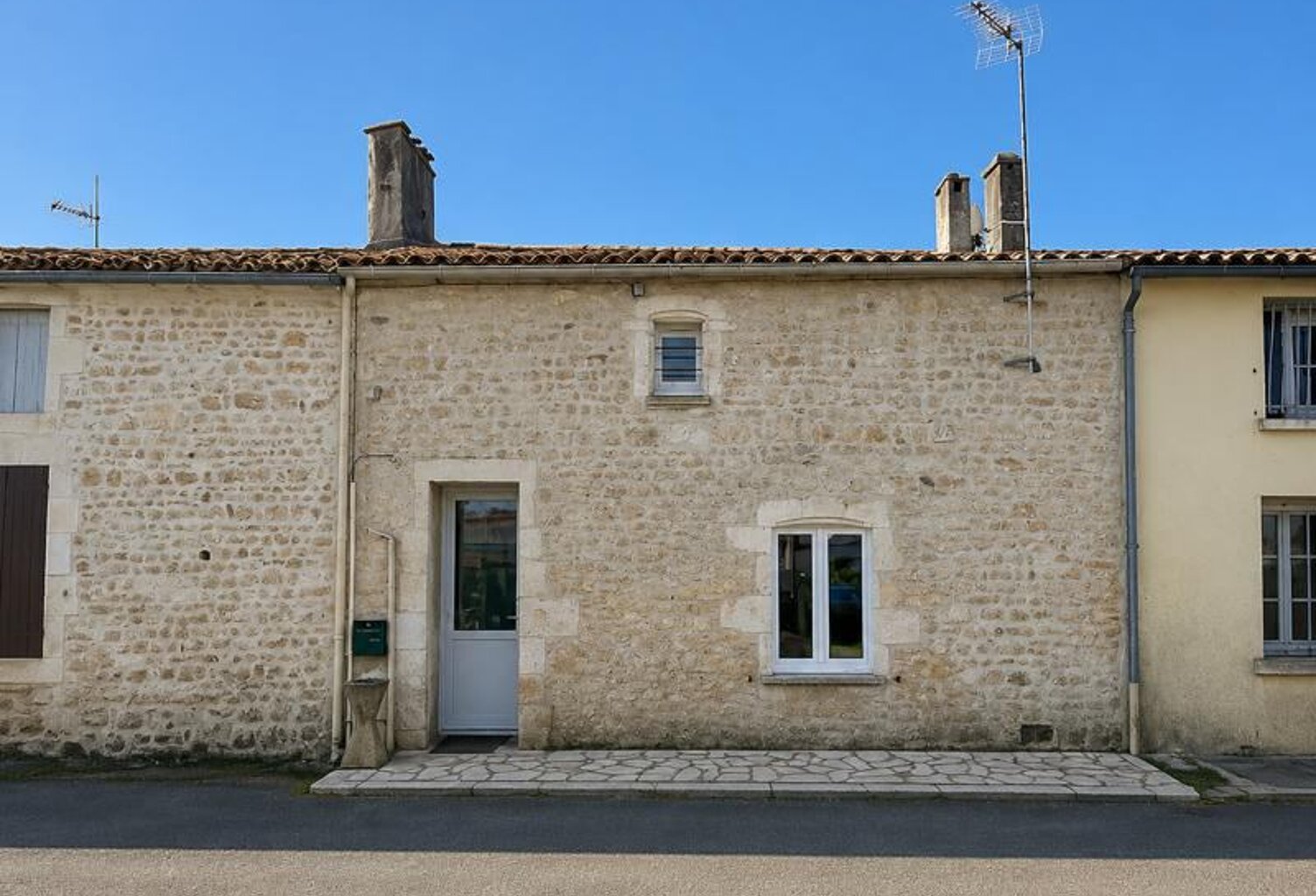 Maison en pierre de 3 pièces principales — photo 1