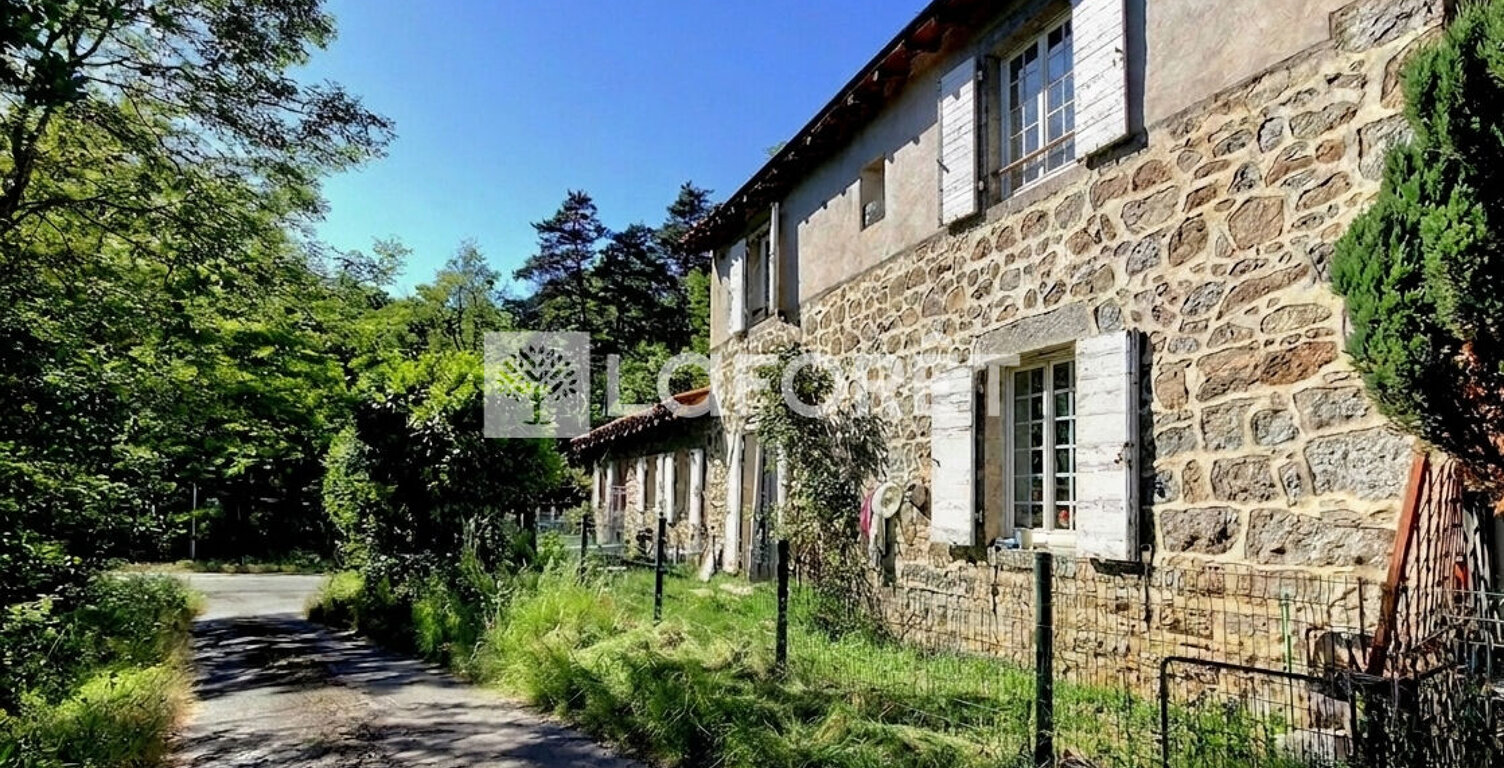 Maison dans les bois à JAS : 5 pièces 105 m2 sur 1054 m2 — photo 1
