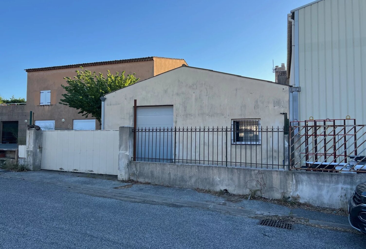 A LOUER LOCAL COMMERCIAL 130 M2 COGOLIN — photo 1