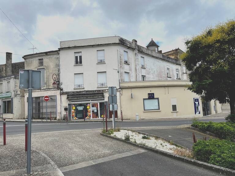 Immeuble de rapport - 3 lognements - 1 local commercial - PAUILLAC (33) — photo 1
