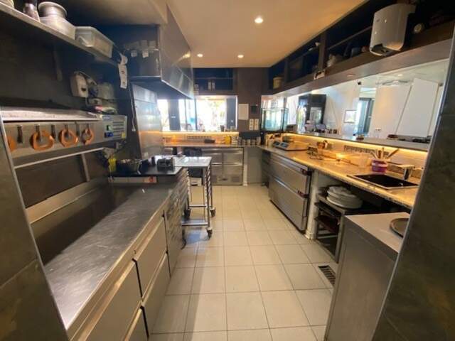 Restaurant en forte progression emplacement privilégié 540 000 euros — photo du bien