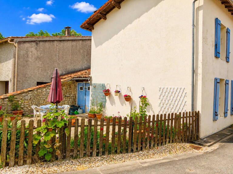 Maison à vendre 5 pièces MOSNAC (17)maison avec petit jardin de vente à terme libre — photo 1
