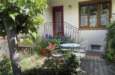 Maison avec garage et jardin arboré — photo du bien