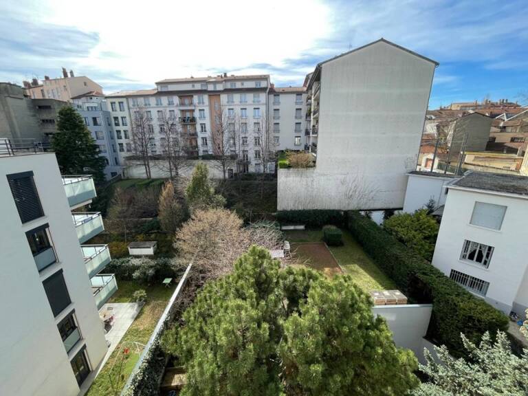 T4 PROCHE HOPITAL CROIX-ROUSSE AVEC GARAGES ET BALCONS — photo 1