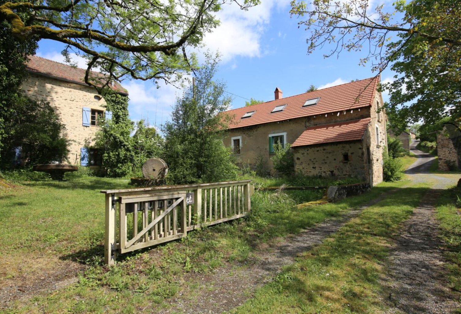 Ensemble d'anciens moulins à eau sur 2 ha 47 de terrain avec étang — photo 1