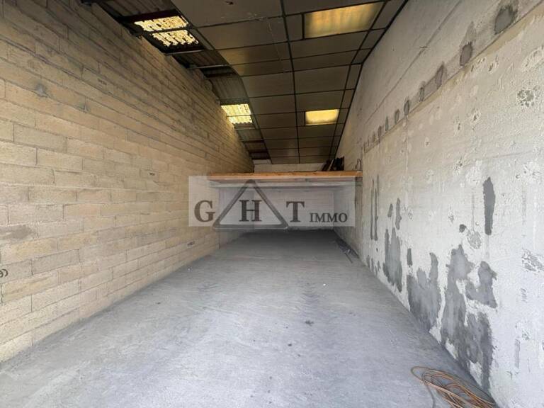 ENTREPOT 74 M² A LOUER A REAU — photo 1