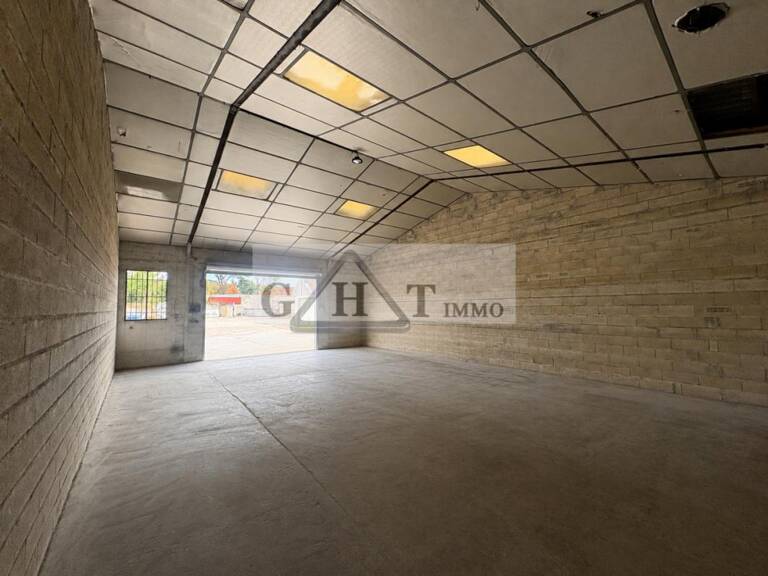 ENTREPOT 98 M² A LOUER A REAU — photo 1