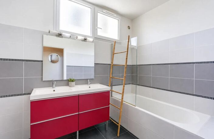 Appartement de 5 pièces de 115 m² près de Lyon 2e — photo 4