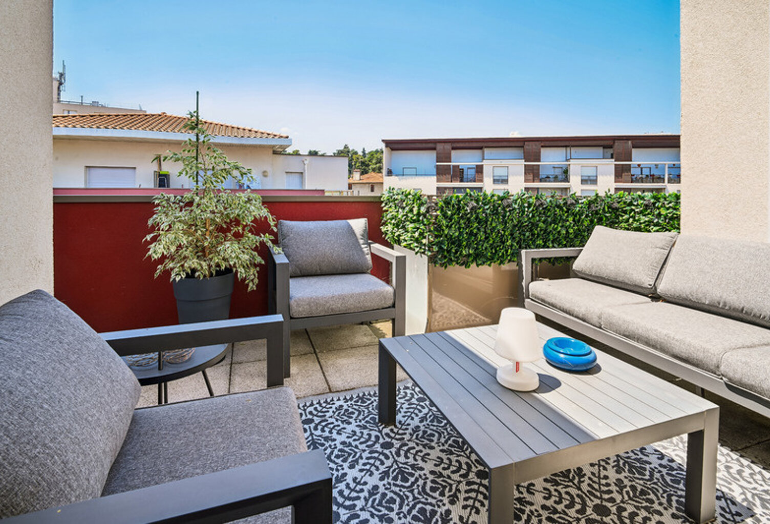 Oullins - Centre: Un appartement T2 de 47m2 avec terrasse et — photo 1