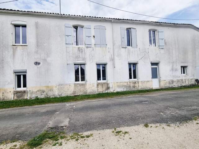 Authentique maison charentaise avec fort potentiel  170 m² habitables, vastes dépendances — photo du bien