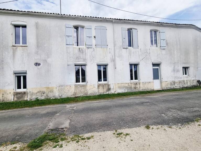 Authentique maison charentaise avec fort potentiel  170 m² habitables, vastes dépendances — photo 1