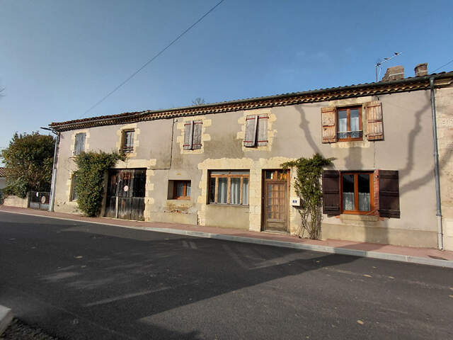À vendre. Maison avec garage et grange. — photo du bien