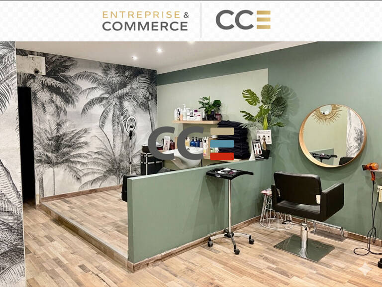 À LOUER - LOCAL COMMERCIAL - SAINT-RAPHAËL — photo 1
