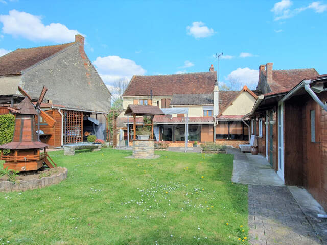 Belle maison familiale de 160 m² avec dépendances sur 1 334 m² de terrain à Sainte-Colombe-des-Bois — photo du bien