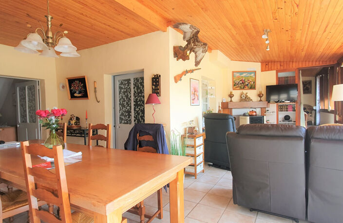 Belle maison familiale de 160 m² avec dépendances sur 1 334 m² de terrain à Sainte-Colombe-des-Bois — photo 3