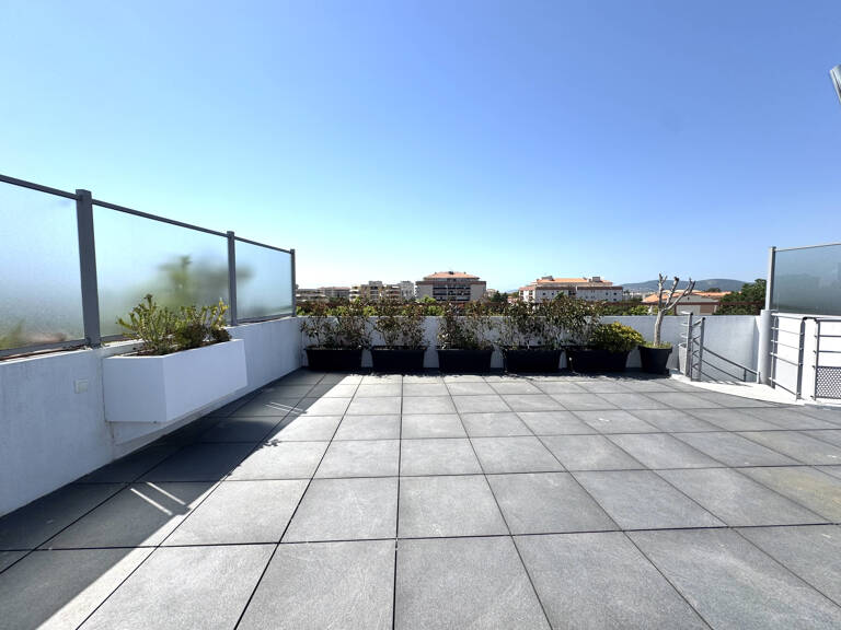 Appartement 2 pièces dernier étage avec rooftop privatif — photo 1
