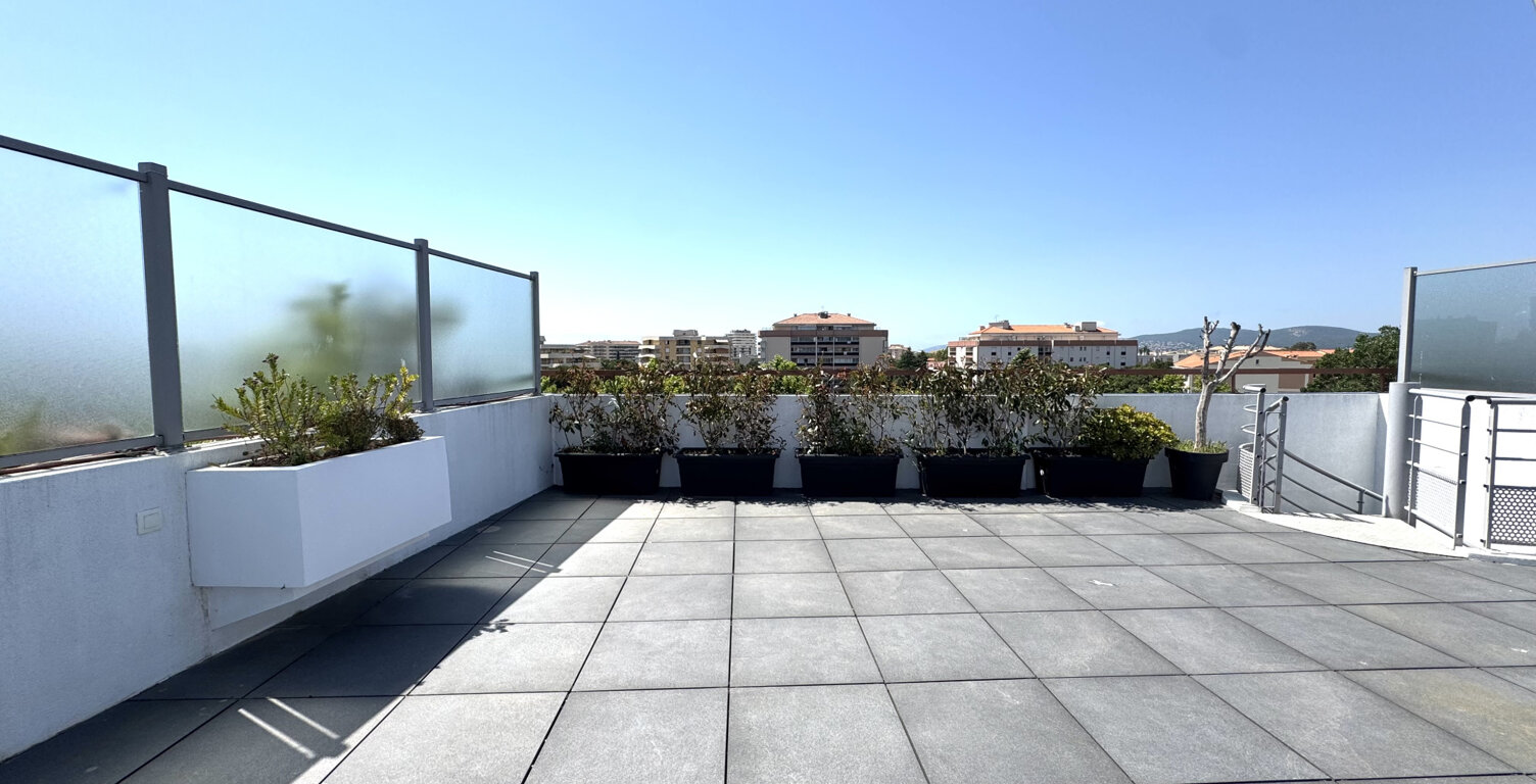 Appartement 2 pièces dernier étage avec rooftop privatif — photo 1