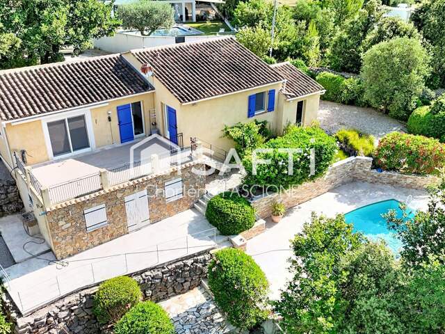 Vue dominante, piscine et dépendance — photo du bien