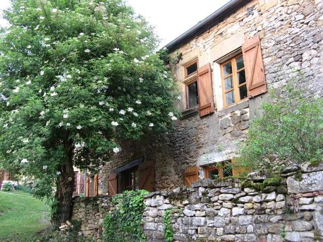 Maison en pierre de 4 pièces principales — photo du bien