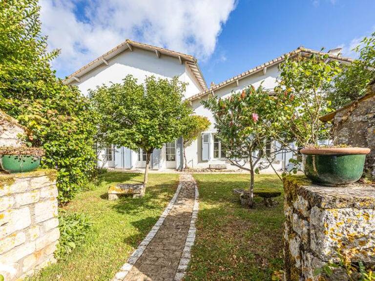 Maison de bourg de 10 pièces principales — photo 1