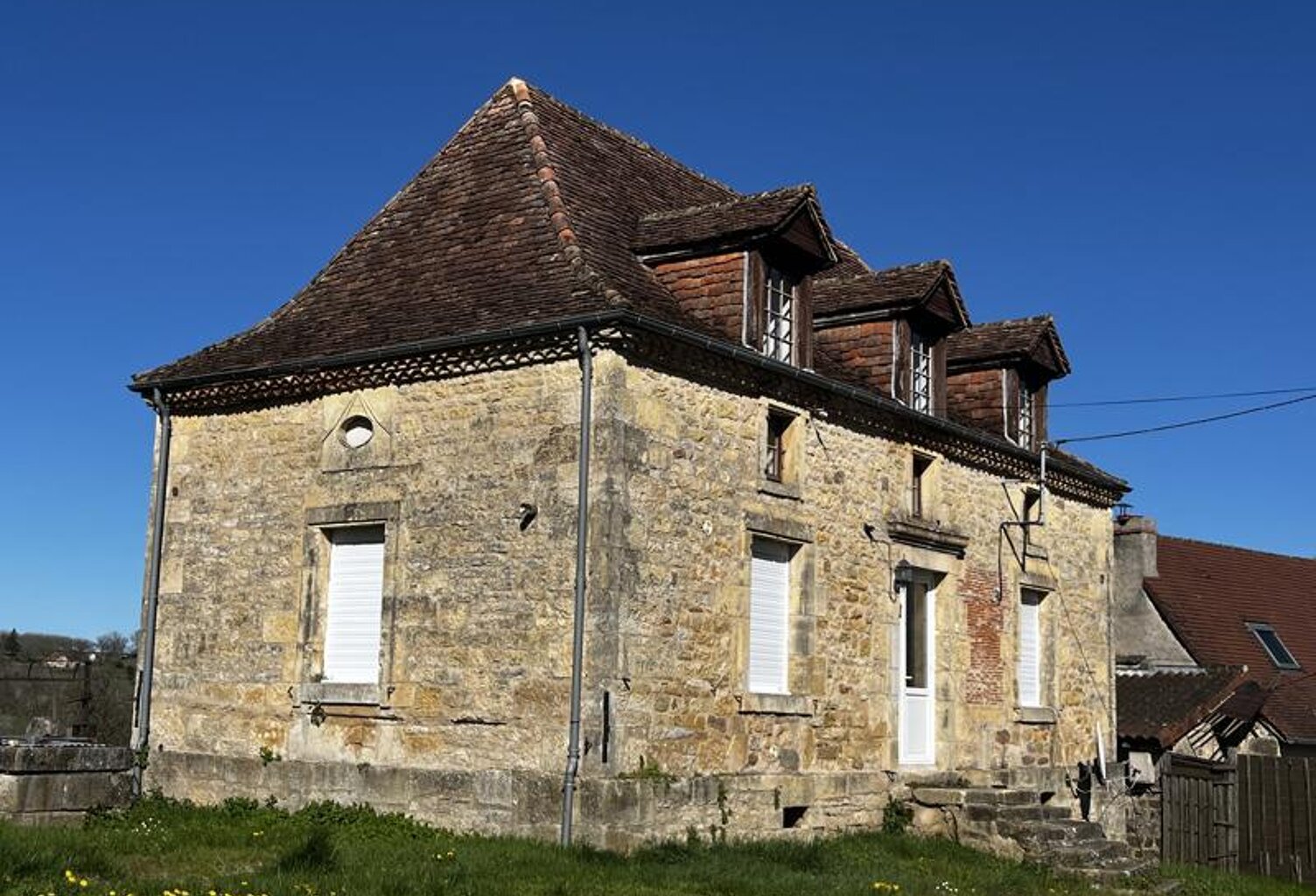 Maison en pierre de 5 pièces principales — photo 1