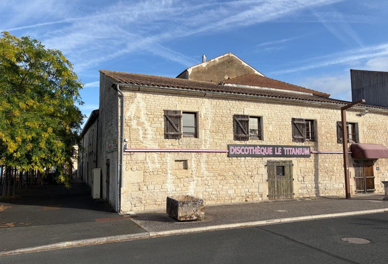 LUCON (85400) - EMPLACEMENT A FORTE VISIBILITE - IMMEUBLE DE RAPPORT AVEC RENTABILITE A FORT POTENTIEL — photo 1