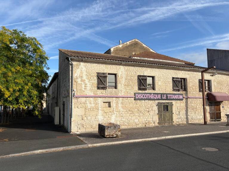 LUCON (85400) - EMPLACEMENT A FORTE VISIBILITE - IMMEUBLE DE RAPPORT AVEC RENTABILITE A FORT POTENTIEL — photo 1