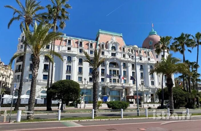 Nice Negresco : Studio dernier étage, vue mer latérale — photo 5