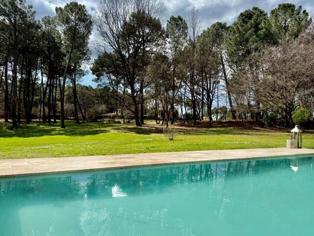Maison à vendre aux portes de ROUSSILLON (84) 5 chambres, piscine, jardin paysagé — photo du bien