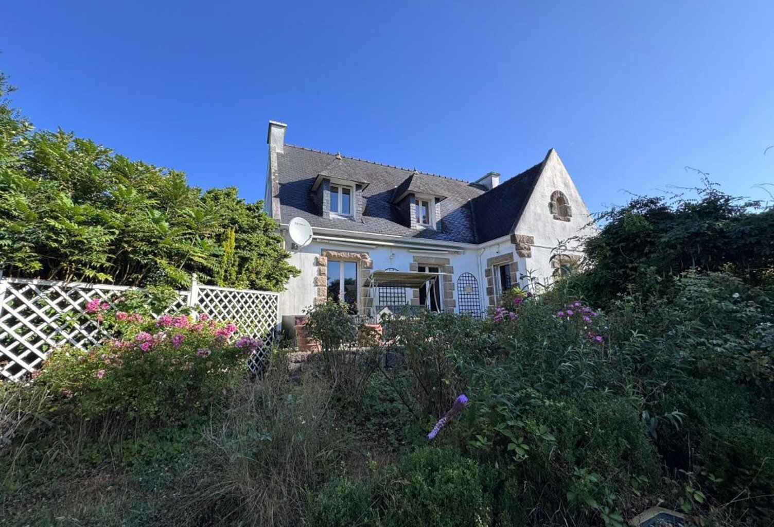 Maison familiale avec dépendance en pierre et terrain arboré à Spézet — photo 1