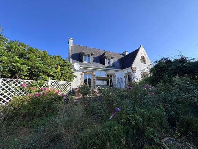 Maison familiale avec dépendance en pierre et terrain arboré à Spézet — photo du bien