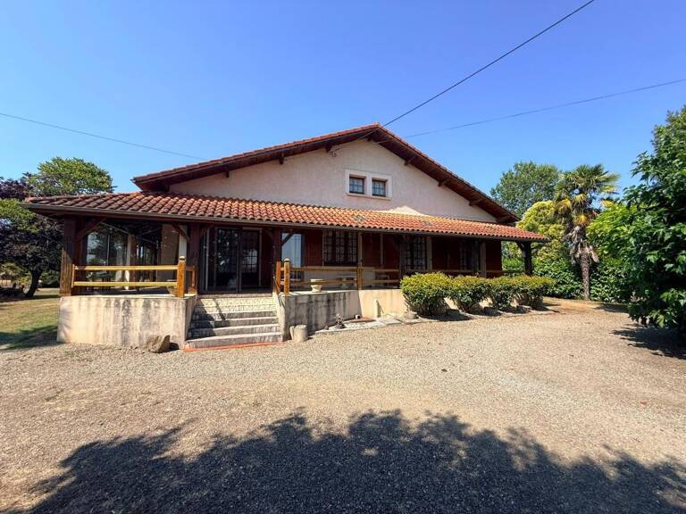 Maison avec terrain et dépendances — photo 1
