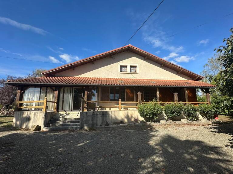 Maison avec terrain et dépendances — photo 1