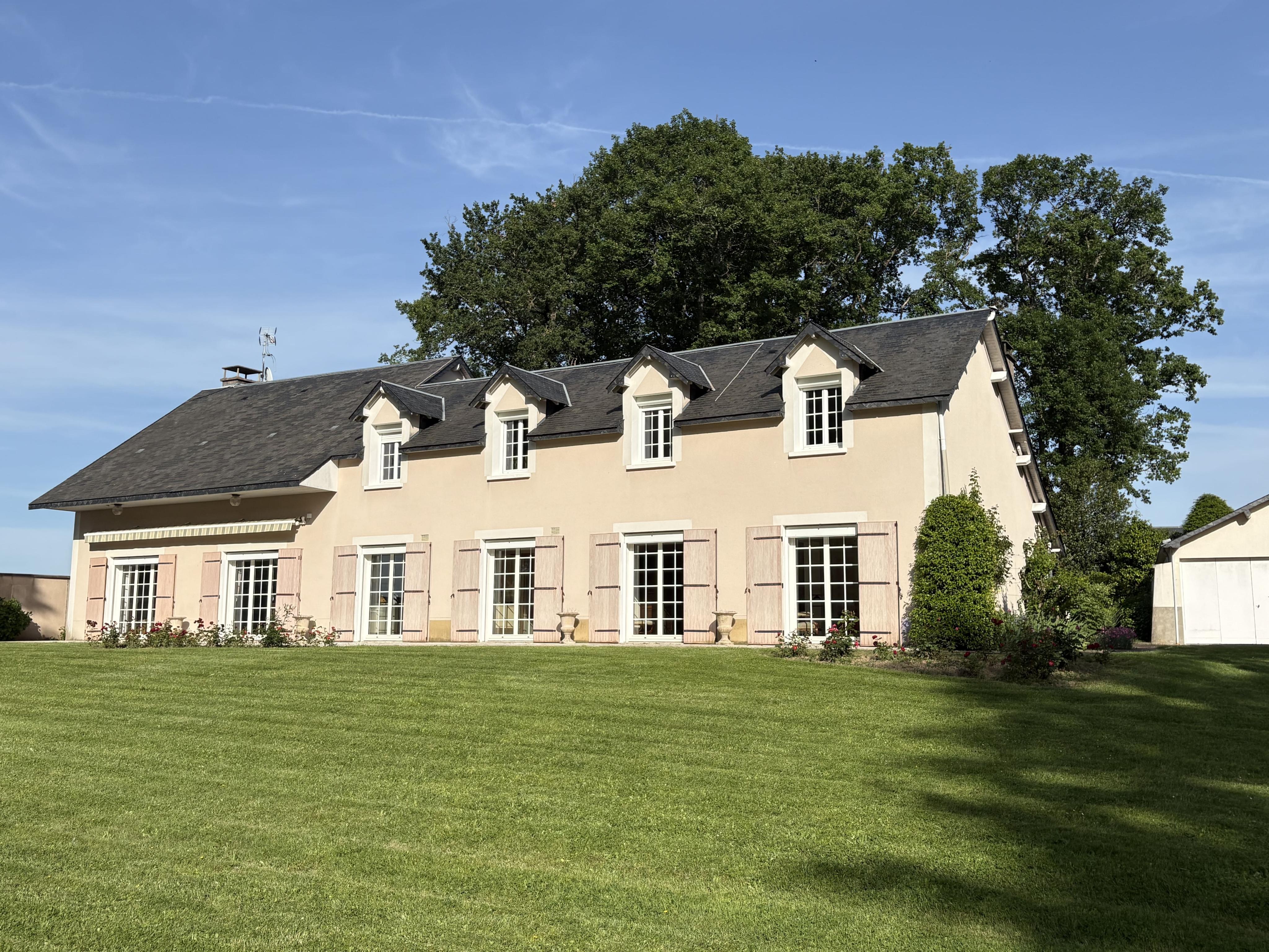 ÉLEGANTE PROPRIETE PARC 10.000 m² DEMEURE MAISON D’AMIS - GARAGE ATELIER CAVE