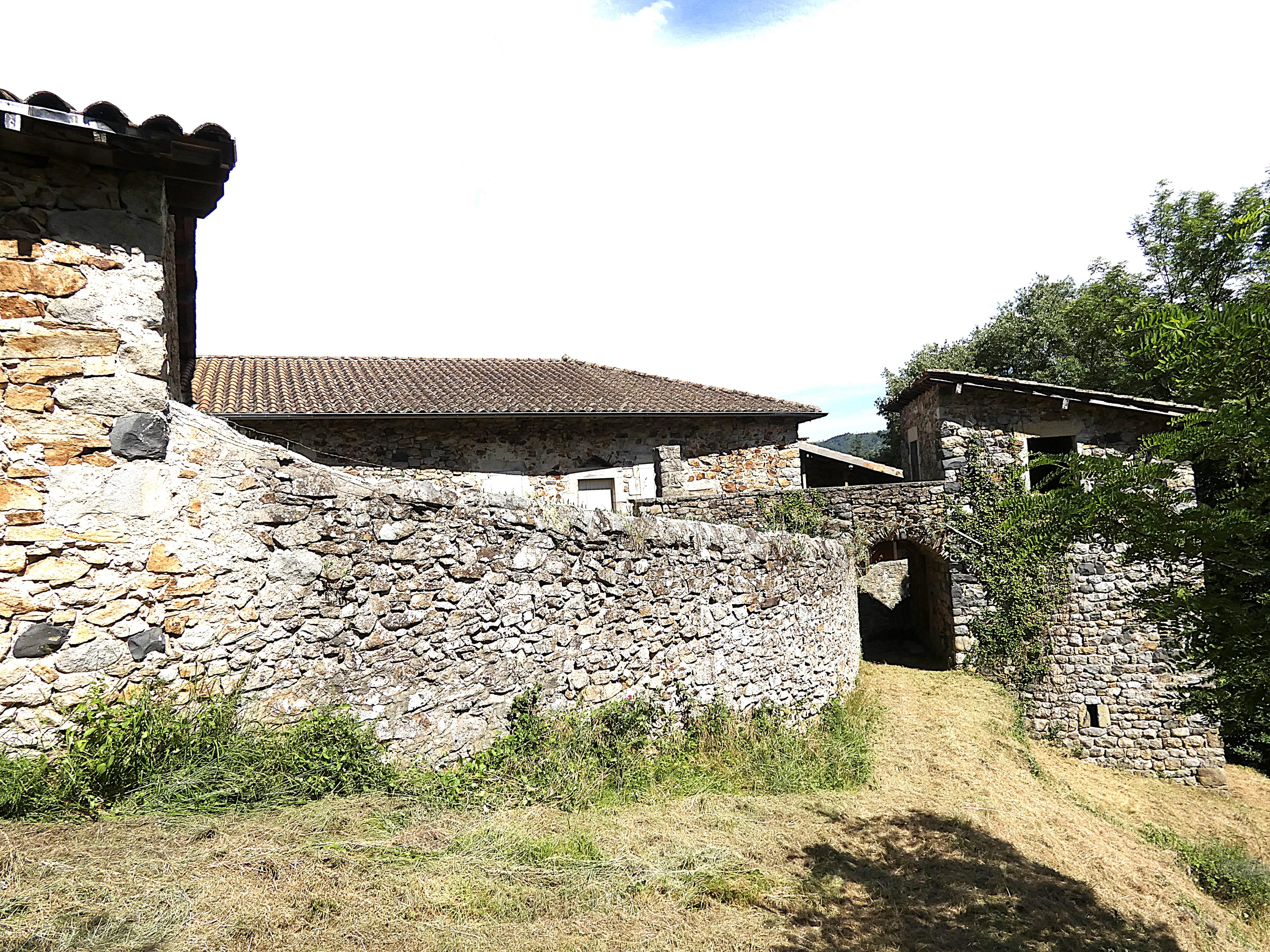 Ancien domaine de 1820, Hameau en pierre de 650 m² sur 4 hectares.