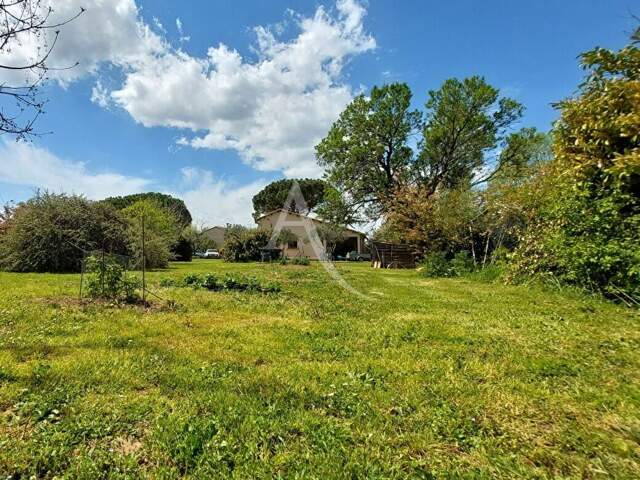 Terrain constructible, viabilisé et arboré de 978 m² — photo du bien