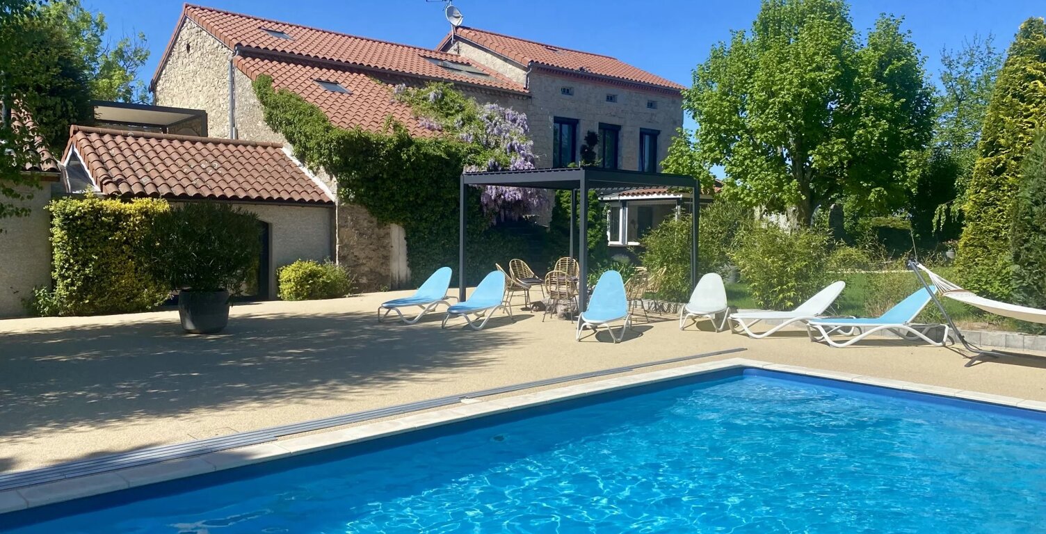 CHARME DE L’ANCIEN ET CONFORT MODERNE – PROPRIÉTÉ FAMILIALE AVEC DÉPENDANCE — photo 1
