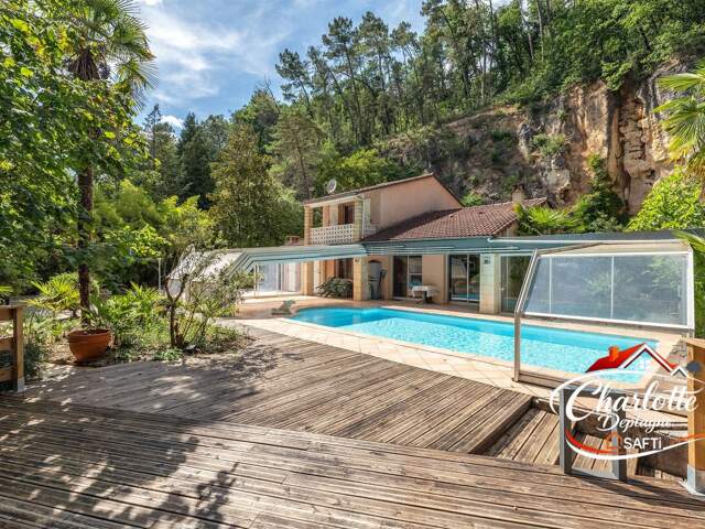 Maison traditionnelle avec piscine — photo du bien