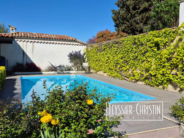 Maison avec piscine — photo du bien