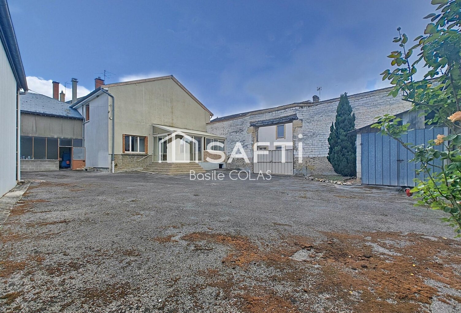 Corps de ferme avec 550 m² de dépendances — photo 1
