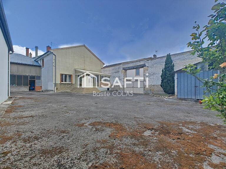 Corps de ferme avec 550 m² de dépendances — photo 1