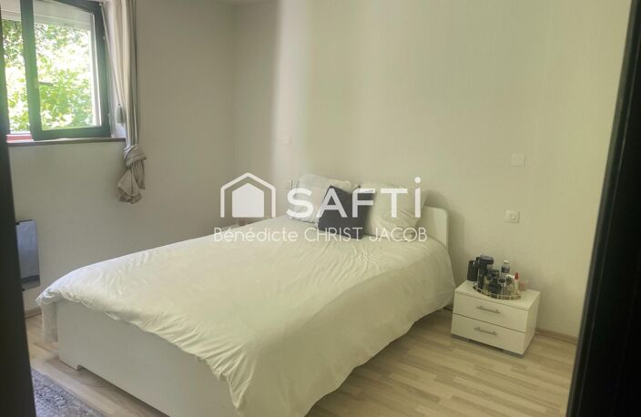 Maison traditionnelle 200 m2, balcon et terrasse, parking extérieur et garages. — photo 5